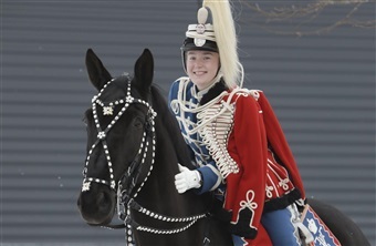 Emilie f&aring;r erkendtlighed fra Hestens V&aelig;rn