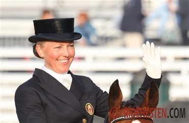Cathrine Rasmussen p&aring; vej med ung hest