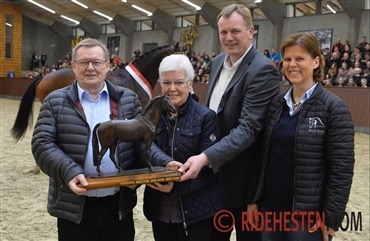 &Aring;rets Blue Hors Avler 2017