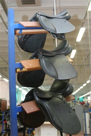 Tyve stak af med 10 sadler