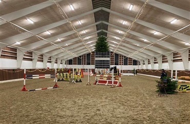 Frandsbjerg Horses og 5000 julelys inviterer til banetr&aelig;ning 