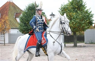 400 &aring;r med Gardehusarregimentet