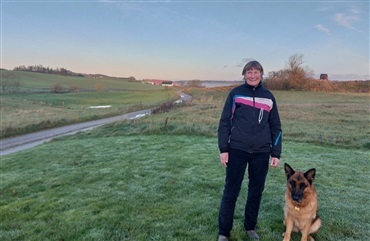 Birgit fort&aelig;ller om livets vej som berider (video)