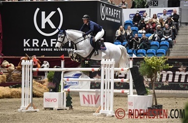 Jennifer Pedersen placeret i 145 cm