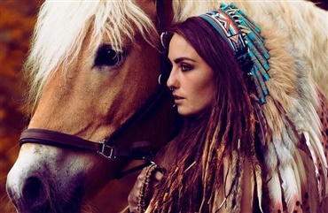 MARIYAH med haflinger i ny musikvideo