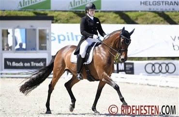 Michaela T&aelig;kker f&aring;r foden under eget bord
