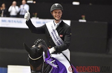 Daniel har tre heste i top 25