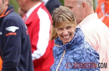 Anky br&aelig;kker foden p&aring; fodbold