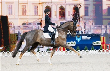 Hyrm i 4-stjernet debut med gode tr&aelig;nere i ryggen