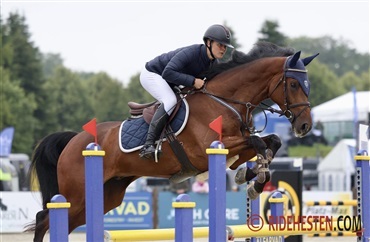Karoline Sloth Kj&aelig;r placeret i 150 cm