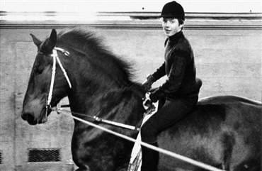Kronprins Frederik h&oslash;jt til hest 