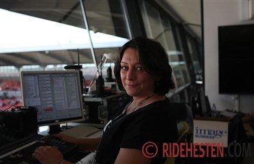 Hun f&aring;r hestene til at danse for publikum