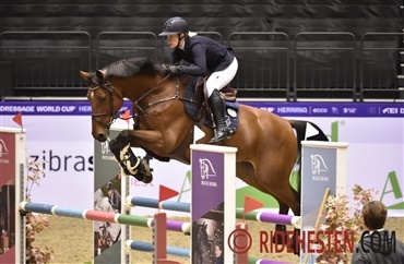 Jennifer Pedersen placeret i 145 cm 