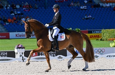 Daniel rider Danmark ind i front