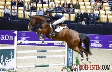 Rikke sprang 180 cm i Six Bar