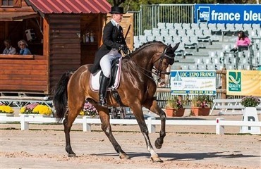 Hanne og Arami bider skeer med de store
