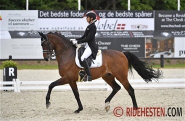Simone Pearce flytter til Tyskland