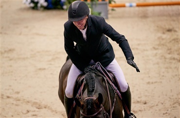 Andreas hj&aelig;lper springsporten frem