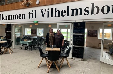Klar til at lange mad over disken p&aring; Vilhelmsborg