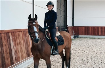 Rikke Barker med ny sp&aelig;ndende hest