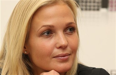 Tina Lund viser minkpelse i Grenaa
