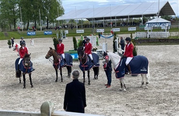 Sejr til danske ponyryttere i nationsspringning (video)