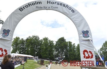 Broholm Horseshow samlede 150.000 kr. ind til forskning
