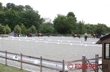Ponyrytterne rider i Karlslunde