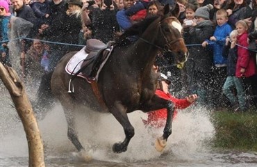 S&aring;dan er det at styrte i Magasindammen - video