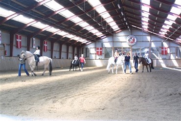 Rideskoler f&aring;r millioner i landbrugsst&oslash;tte