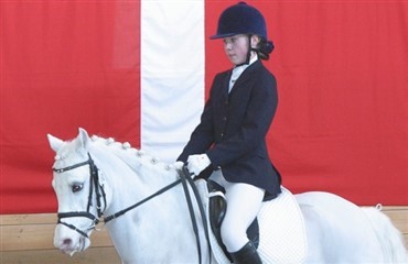 Ponyrytterne p&aring; banen med st&oslash;tte til Haiti