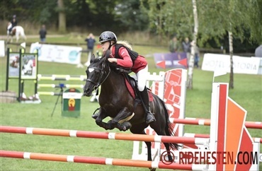 Caroline er dansk mester for pony