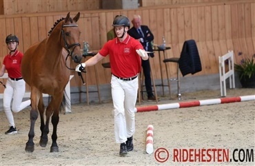 Viktor bes&oslash;ger Drenge i Ridesporten for Ung i DV