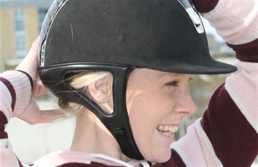 Sp&aelig;nd hjelmen!