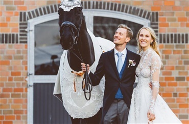 Kellers hest kl&aelig;dt p&aring; til bryllup