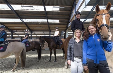 Spar Nord Fonden donerer nye sadler til Esbjerg og Omegns Rideklub