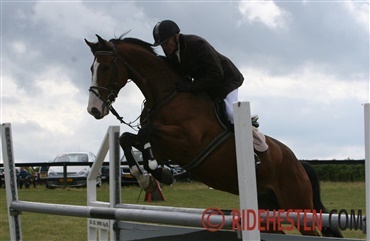 75-&aring;rige Mogens sprang 175 cm til julespringning (video)
