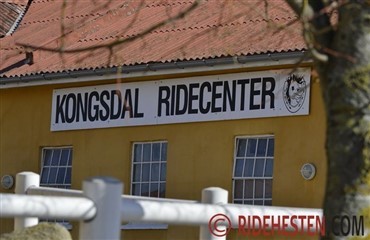 Kongsdal Rideklub - &aring;bent hus og banetr&aelig;ning