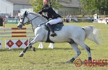 Mors&oslash; Rideklub under h&oslash;j sol