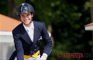 Juan Matute Guimon begynder at tale