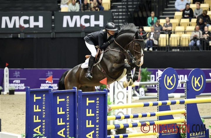 Laura og Zascha placeret i 145 cm