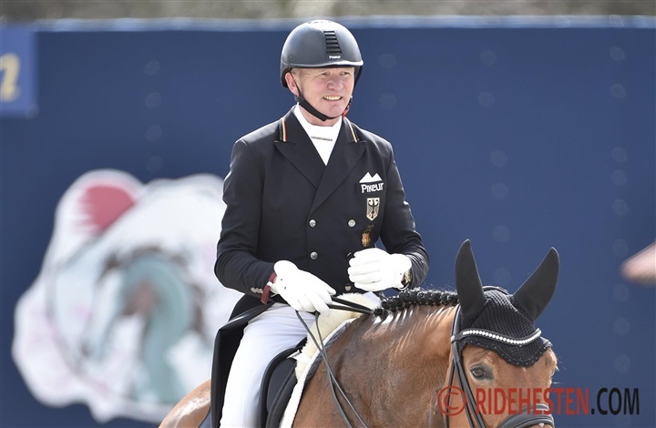 Hubertus Schmidt alvorligt kv&aelig;stet i rideulykke