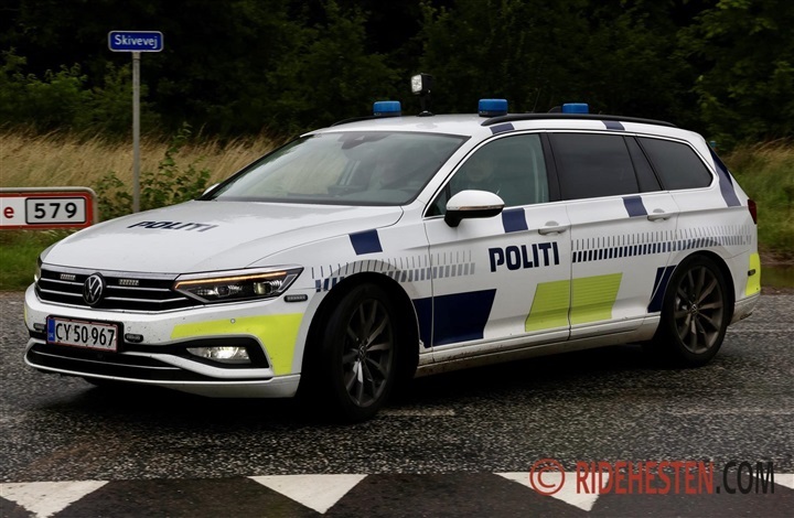 15-&aring;rig kastede kanonslag ind til heste
