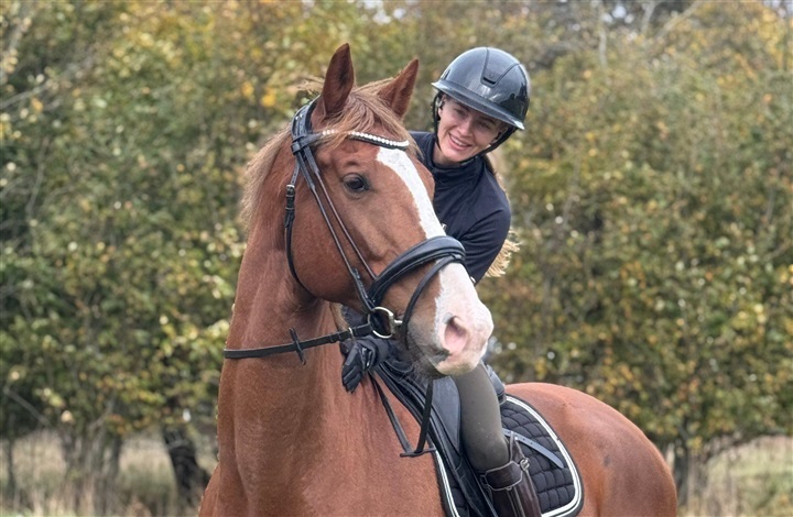 Louise tr&aelig;ner i skoven og rider landsst&aelig;vner
