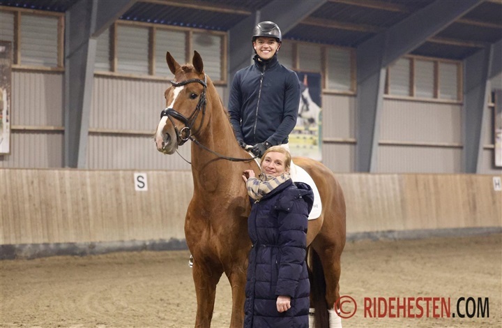 Avler f&oslash;lger materialpr&oslash;ve med sp&aelig;nding