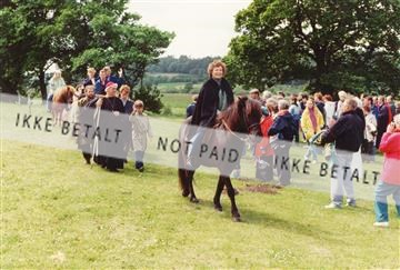 Enid til hest viking.jpg